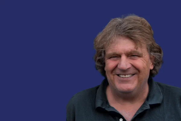Chris Liewes poseert voor foto