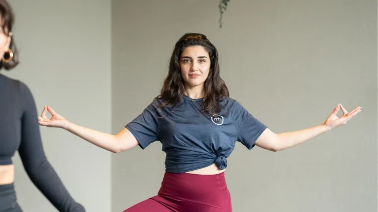 Pilates Breda bij MyHealth – Versterk je Core & Vind Rust, Yoga les Sham doet een oefening voor