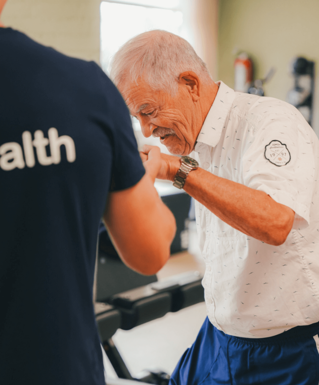 Trainer-helpt-60plusser-bij-MyHealth-deWegwijzer